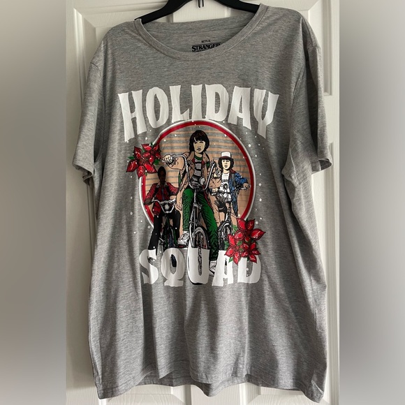 NWT STRANGER THINGS Gray Graphic Tee Shirt HOLIDAY SQUAD Size XXL Christmas - Picture 4 of 7
